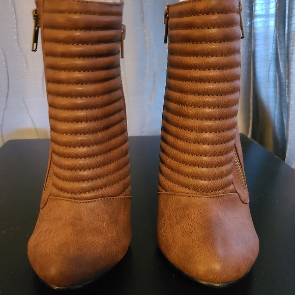 High heel booties zip up size 6.5 but runs small - Picture 3 of 7